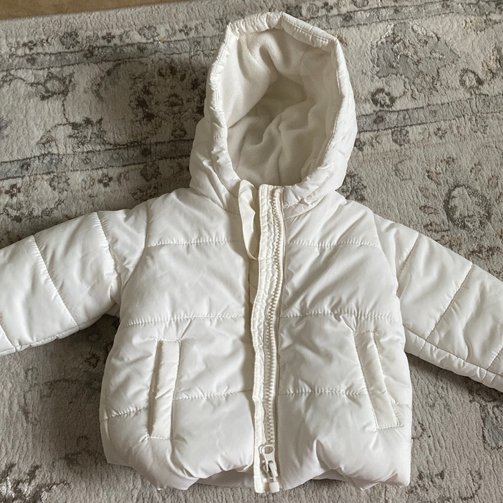 Gently used white warm girl’s coat, size 6-9 months.